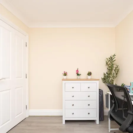 Open Mind Property -2 Bedrooms With Free Parking-3