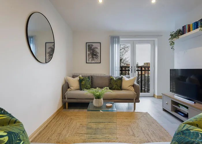 Large, Newly Renovated, Three Bedroom Town Centre Split Level With Free Parking, Sleeps Seven - Walking Distance To Beach