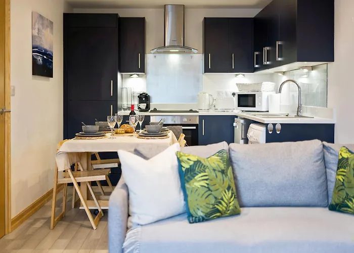 Large, Newly Renovated, Three Bedroom Town Centre Split Level With Free Parking, Sleeps Seven - Walking Distance To Beach